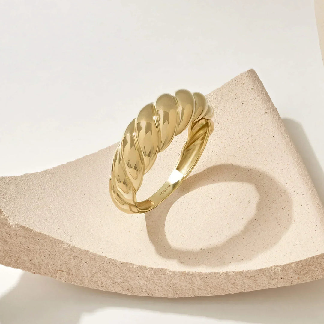 Arianwen | Modern Swirl Gold Band