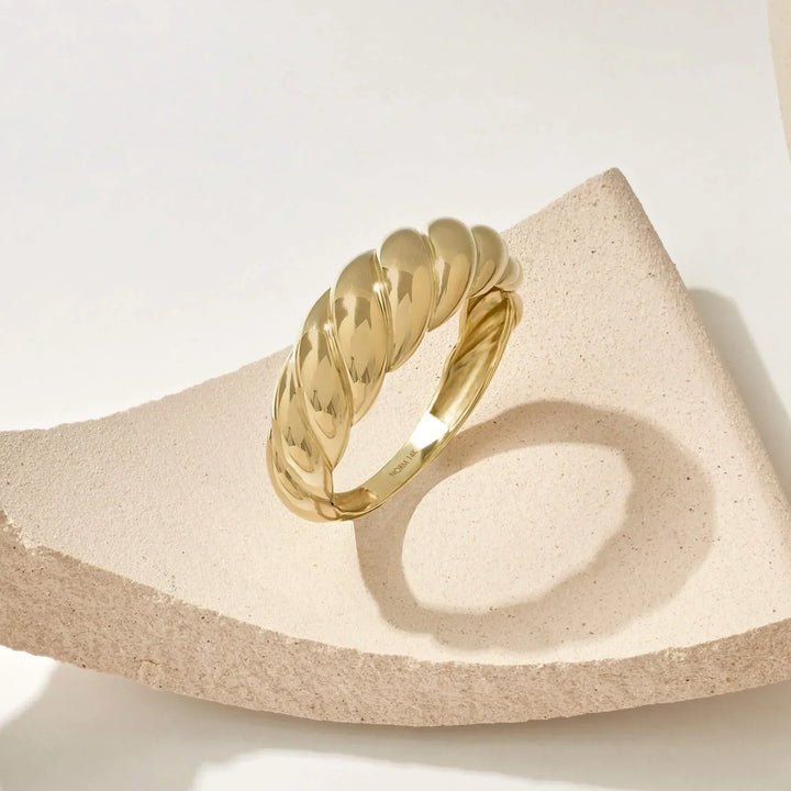 Arianwen | Modern Swirl Gold Band
