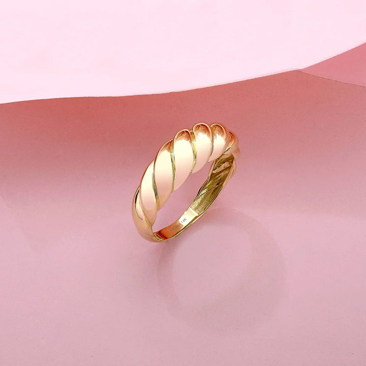 Arianwen | Modern Swirl Gold Band
