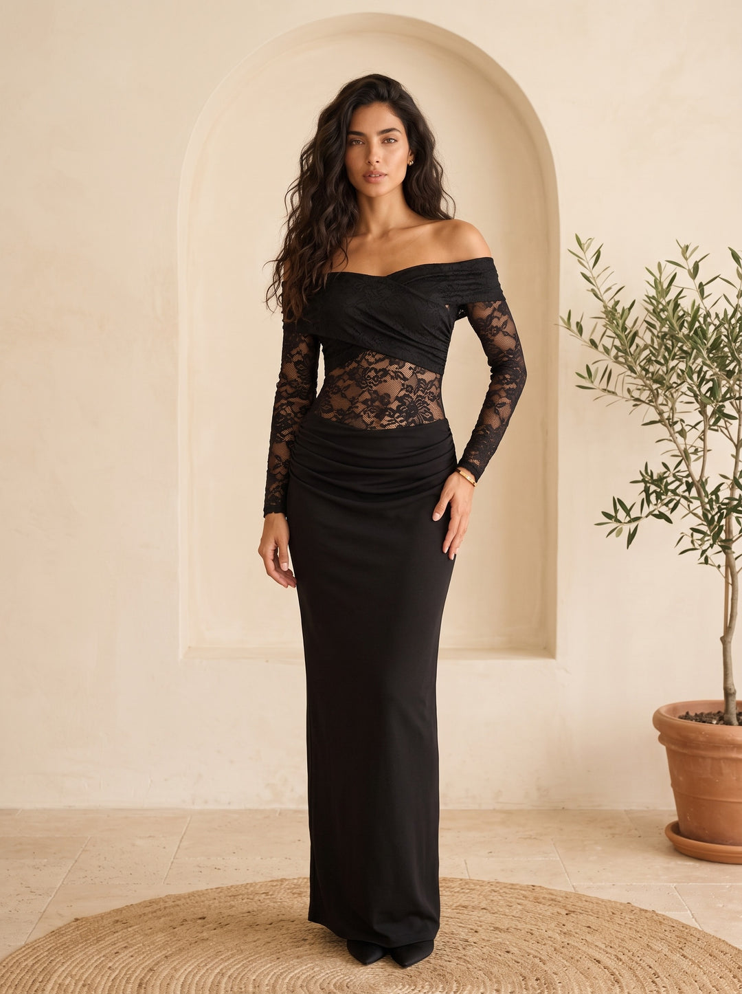 Esther – Black, studio front, hero