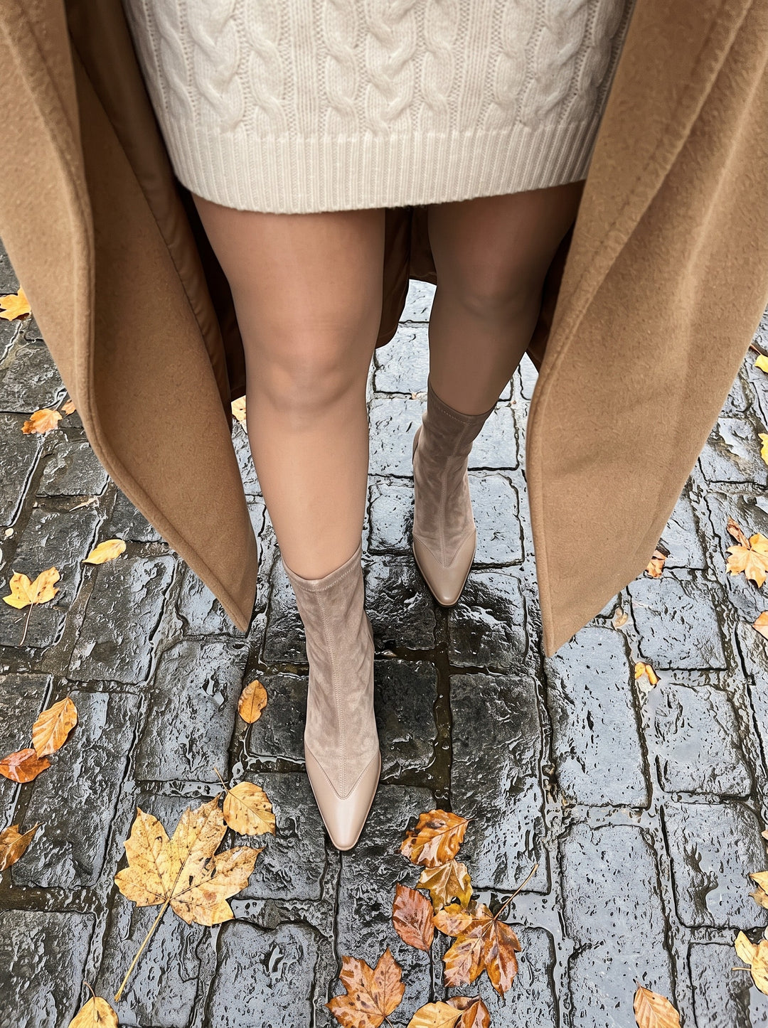 Gwendolyn – Taupe, from above on wet cobblestones