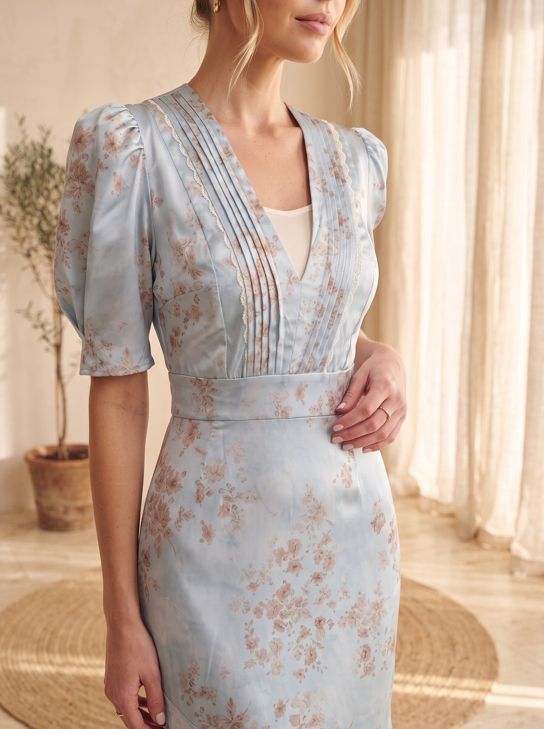 Liesel – Blue, close-up of lace-trimmed V-neck and print