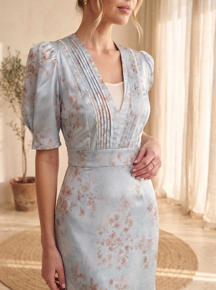 Liesel – Blue, close-up of lace-trimmed V-neck and print