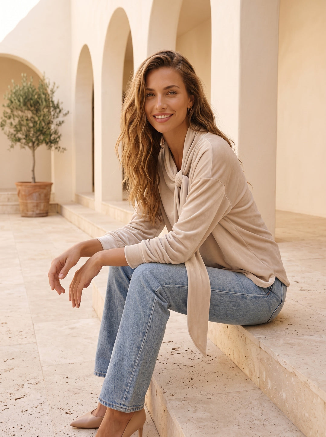 Lisette – Beige, studio, seated