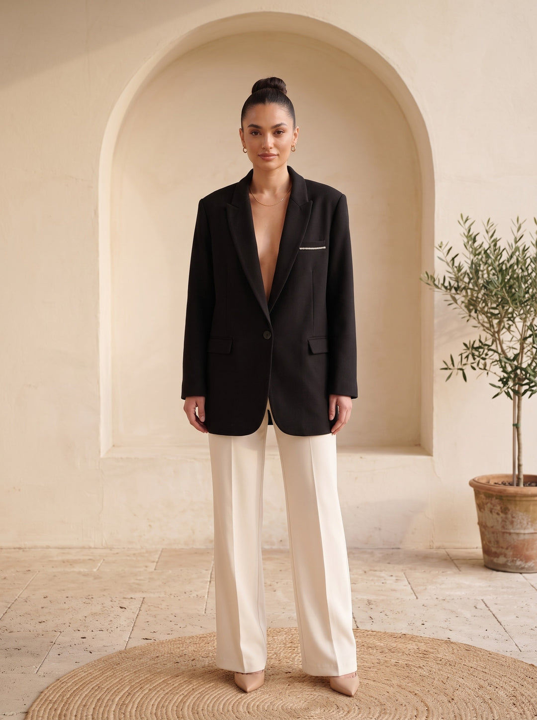 Daphne – Black, front