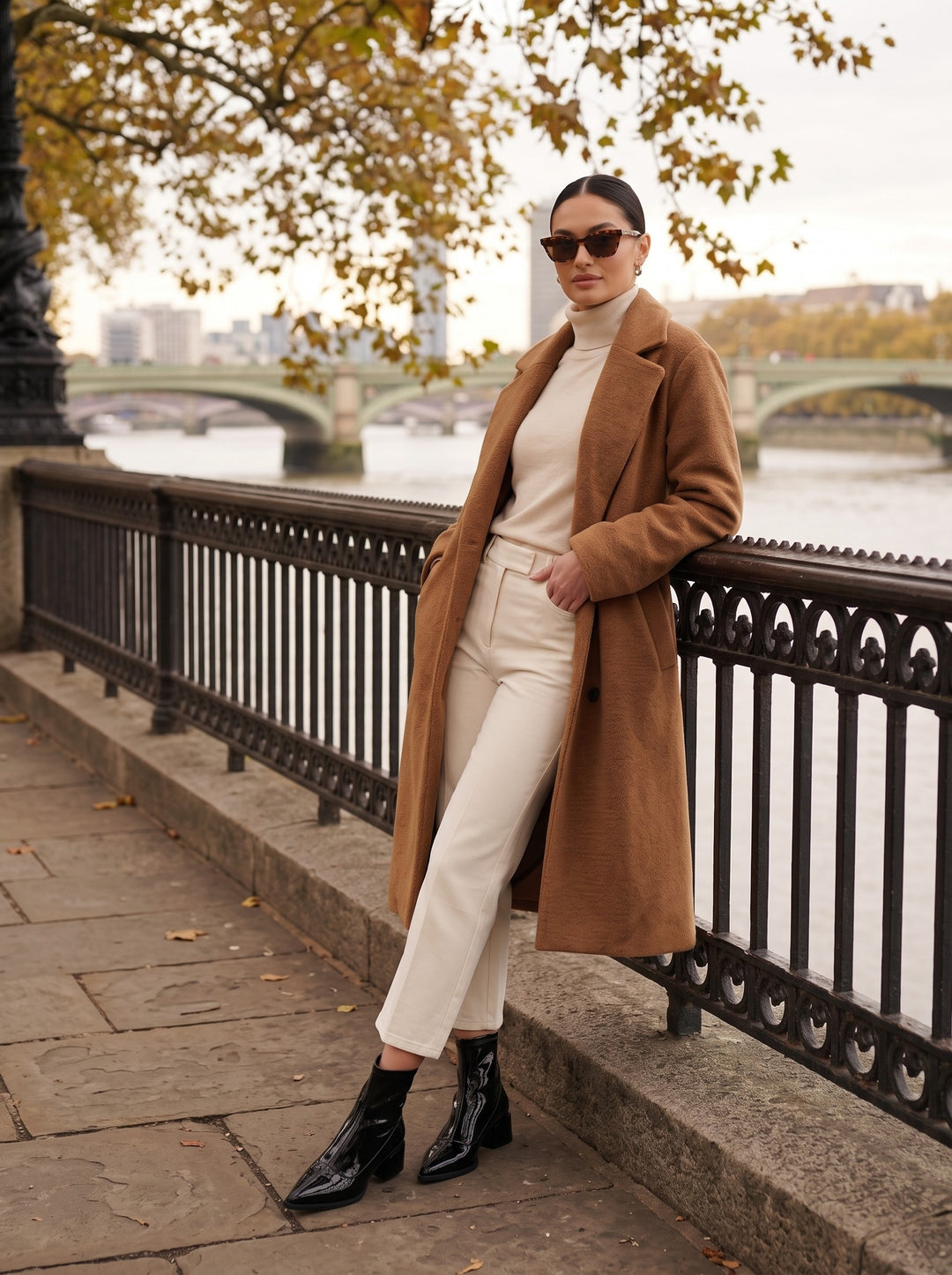 Monroe – Black, leaning on the Thames embankment railing