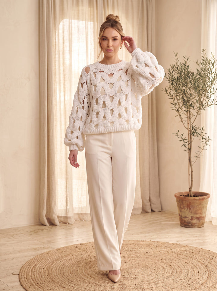 Oona – White, studio
