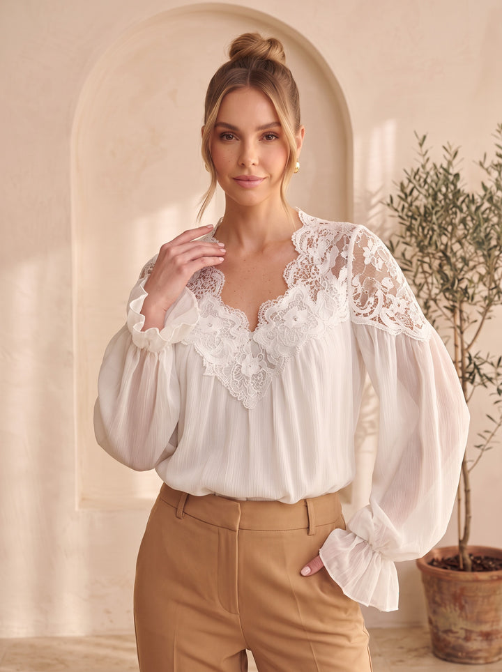 Rosamund – White, close-up